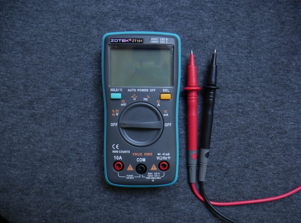 how to test a car battery with a multimeter reading voltage